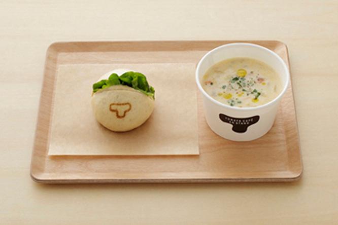季節のスープとバン972 円（税込）。