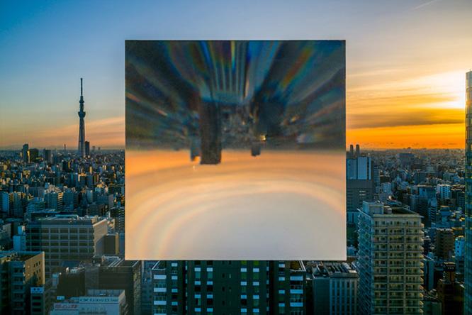 落合陽一の作品『Morpho Scenery』は、六本木ヒルズ森タワー（2月9日〜25日）、表参道〈GYRE〉（2月20日〜5月31日）にて展示。風景そのものの構成要素は物質であるにもかかわらず、網膜に光が結像する頃には二次元のイメージになってしまう遠景を、映像として変形させる。