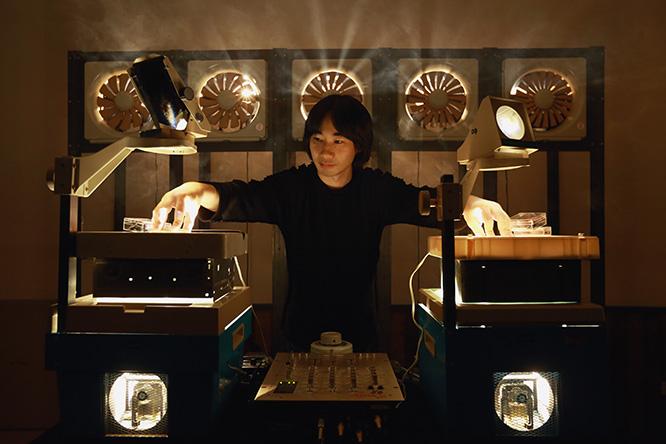 Open Reel Ensembleの和田永が中心となり、役割を終えた電子製品を楽器として蘇生させて奏でる体験型展示を開催。代官山T-SITE　GARDEN GALLERYにて。2月17日〜2月18日11時〜19時。無料。