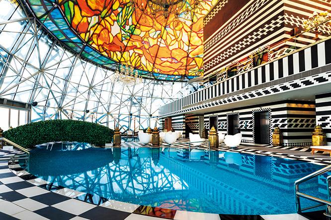 ホテル27階にあるスカイバー〈ライズ〉。ステンドグラスとシャンデリアのもとでカクテルを。Mondrian Doha, an iconic interior by Marcel Wanders, operated by global hospitality company sbe, 2017 www.marcelwanders.com