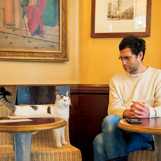 飲み物を待つお客さんをおもてなし中。