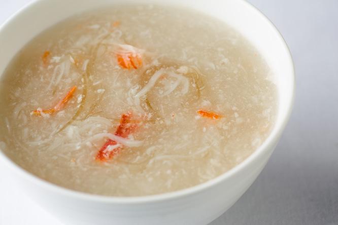 塩味で蟹の風味を引き出した「フカヒレと蟹肉の煮込みかけ御飯」。粒がしっかりした新潟産コシヒカリもスープに負けないおいしさ。