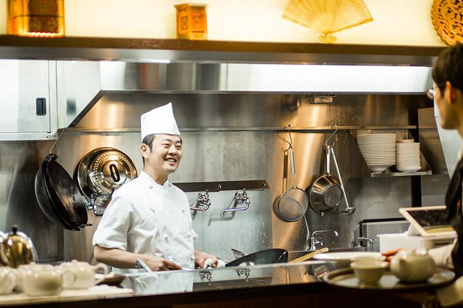 オーナーシェフ、服部憲作。9年勤めた〈筑紫樓 丸の内店〉以前は主に上海料理店と広東料理店で修業を重ねた。