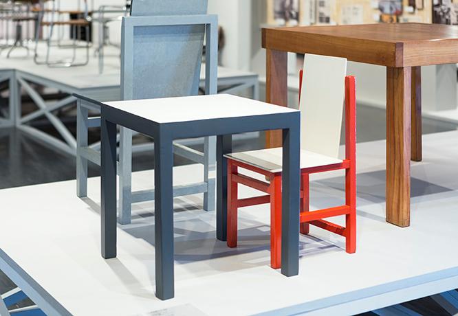 バウハウス家具工房でデザインを手がけた、子供用の椅子とテーブル。