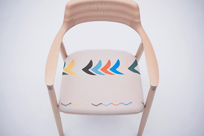 深澤直人がデザインを手がけた〈マルニ木工〉の《HIROSHIMA アームチェア》。座面の柄は〈ミナ ペルホネン」を代表する「bird」。