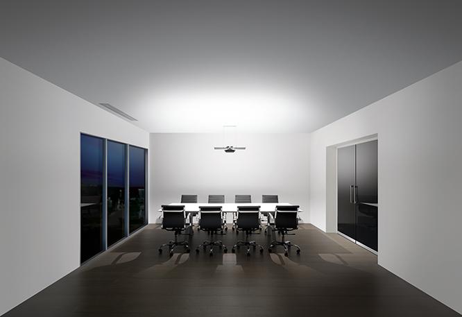 アップライトは光学レンズを採用して、天井全体を広範囲に照らし出す。ダウンライトは会議室のテーブルなどに合わせて長方形に光をトリミングすることができる。