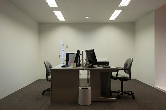 一般的によく見られる、蛍光灯を複数使用したオフィス環境例。蛍光灯が1灯切れただけで交換する手間もかかってしまう。