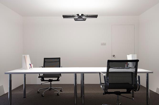 《Cu-Beam Duo》を使用したオフィスなら、アップライトもダウンライトも自在に光量をコントロールすることができる。
