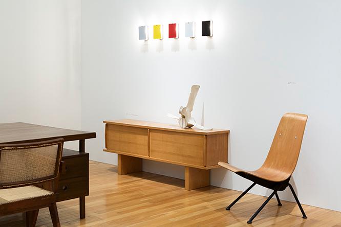 「ミッドセンチュリー家具」のエリアより。ジャン・プルーヴェの《Antony Chair》、シャルロット・ペリアンのライティング、シャルロット・ペリアン＆ピエール・ジャンヌレのサイドボード《Bahut》など逸品がずらり。