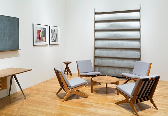 「ミッドセンチュリー家具」のエリアより。壁に設置されたジャン・プルーヴェの《Aluminum and wood sun-shutter》は、１枚のアルミを波型形状にして光と空気を取り入れられるようになっている。