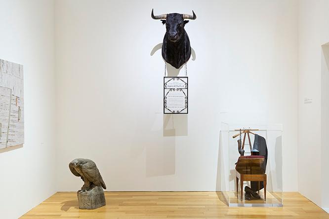 昨年、この会場で日本初の個展を行ったサイモン・フジワラの作品も。バッファローの剥製を用いた作品はオフィスの会議室に飾られている。