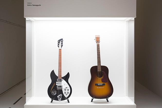 サカナクションの山口一郎から譲り受けたギターも展示。左側はファンの間で「山口リッケン」として知られる《Rickenbacker330》。