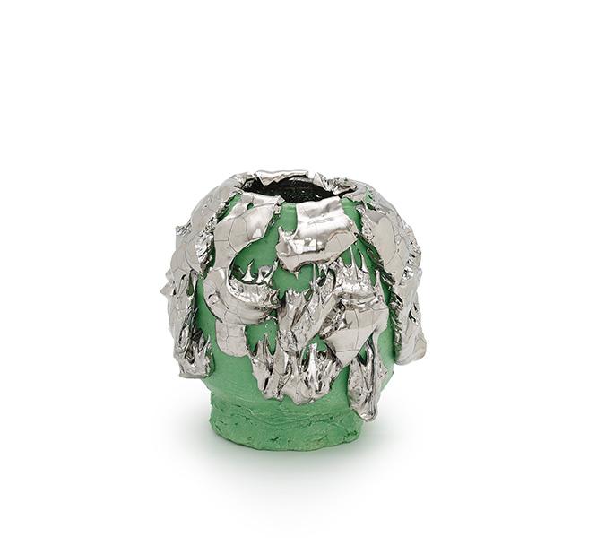 鮮やかなグリーンの釉薬が塗られた磁器に質感のあるプラチナとスチールを表面に組み合わせた《Tea Bowl》。陶芸家、桑田卓郎の作品。
