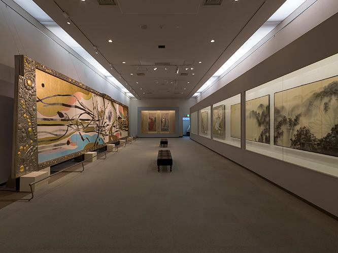 展示室。左は最晩年に最高裁判所のために描いた長さ11mの大型作品「豊雲」。「堂本印象　創造への挑戦」で6月10日まで特別展示中。