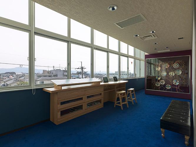 3階サロン。印象が使用した筆や絵の具を観覧でき、眺望も楽しめる。窓辺の引き出しは、かつて美術館の家具を手がけた京都の二葉家具が製作。