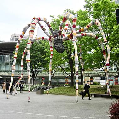 六本木ヒルズ、あのクモの彫刻《ママン》が編まれちゃいました！