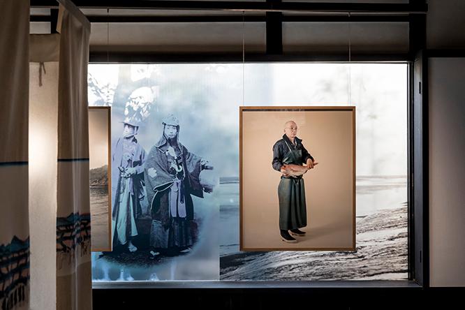 〈ギャラリー素形〉にて開催中のジャダ・リパ「The Yokohama Project 1867-2016」。150年前のフェリーチェ・ベアトの写真にリパが撮った現代の日本が重なる。
