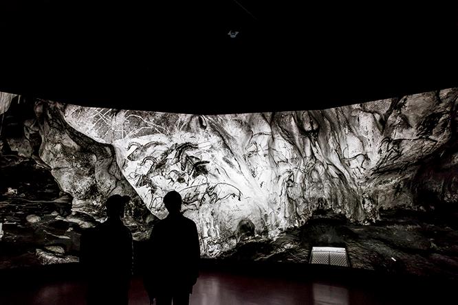 〈京都文化博物館 別館1階〉にて公開中のラファエル・ダラポルタ「ショーヴェ洞窟」より。約36000年前、人類最古の壁画が残るとされる世界遺産のショーヴェ洞窟に6時間のみ立ち入りを許されて撮影した写真。