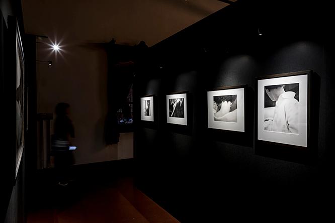 〈京都文化博物館 別館2階〉で開催中のルネ・グローブリ「The Eye of Love」より。スイスの写真家、ルネ・グローブリが1954年の新婚旅行時に撮ったもの。みずみずしい親密な瞬間が浮かび上がる。