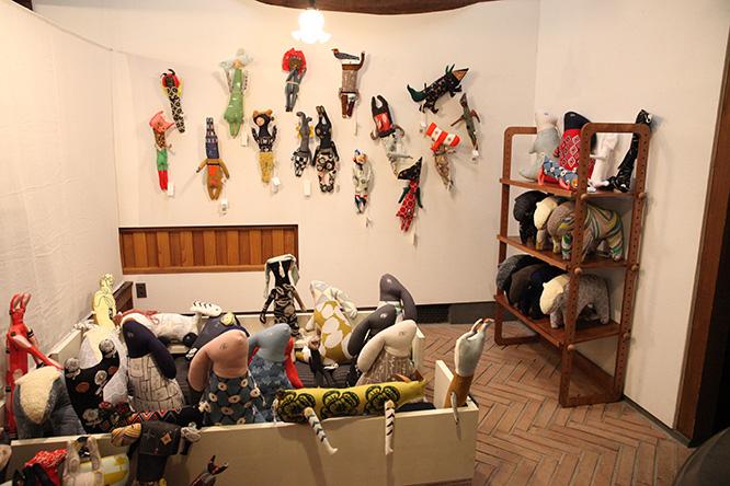 〈ミナ ペルホネン〉のテキスタイルを使用した〈nunoito*asobi〉によるぬいぐるみの展示・販売も。