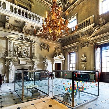 ダミアン・ハーストのアート作品が、貴族の私邸にて展示公開。