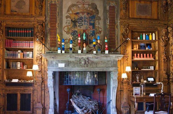 羽目板装飾と暖炉の上のミラノ公スフォルツァ家の紋章が往時の歴史を感じさせる室内。