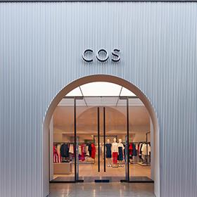 シンプルでモダンな〈COS〉国内最大規模となる銀座店をオープン！