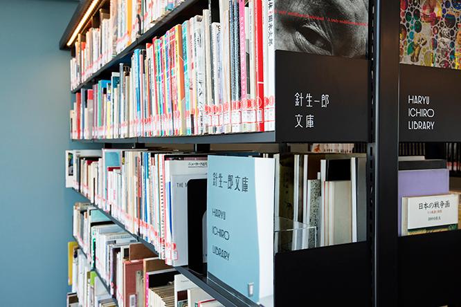 3階のレファレンスルームにある「針生一郎文庫」。美術評論家の針生一郎が遺した蔵書が並ぶ。