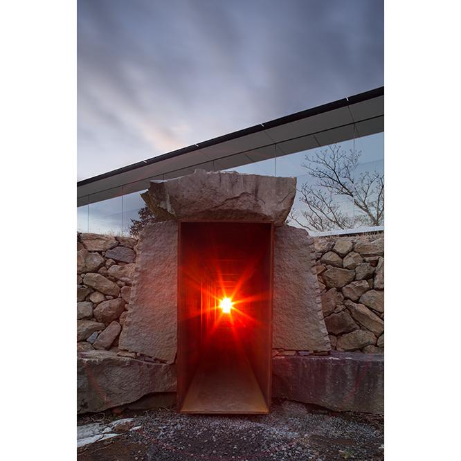 〈江之浦測候所〉冬至光遥拝隧道。ギャラリー棟・地下の隧道には、年に一度、冬至の朝、水平線から昇る朝日が奥までまっすぐ差し込む。　（c）小田原文化財団/ Odawara Art Foundation