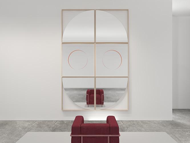 カッシーナの新作ミラーより《メッゾォ》。四分円の鏡と壁面の二重レイヤーが、独創的な雰囲気を醸し出す。