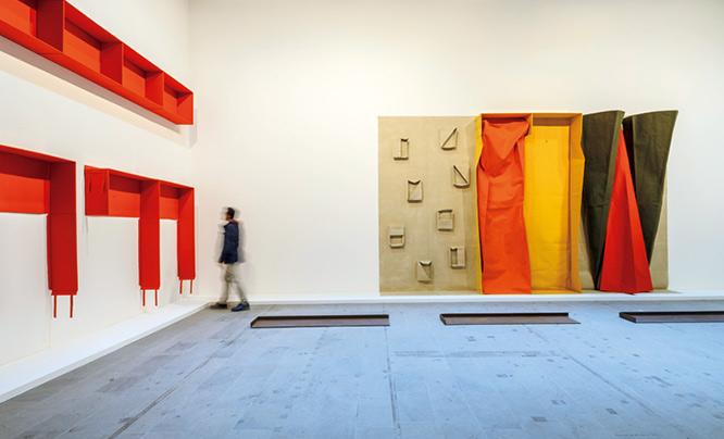 50年代から布を素材に折り畳める彫刻作品を制作してきたドイツ人、フランツ・エアハルド・ヴァルター。展示作品とからめ、パフォーマンスも行う。77歳にして金獅子賞（作家部門）受賞。会場はアルセナーレ。　photo_Francesco Galli  ©︎La Biennale di Venezia