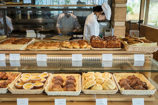 焼きたてのパンが並ぶベーカリー。3月のオープンよりすでに常連客もたくさん。スペシャリテはあんバター200円、人気は食パン1斤400円。