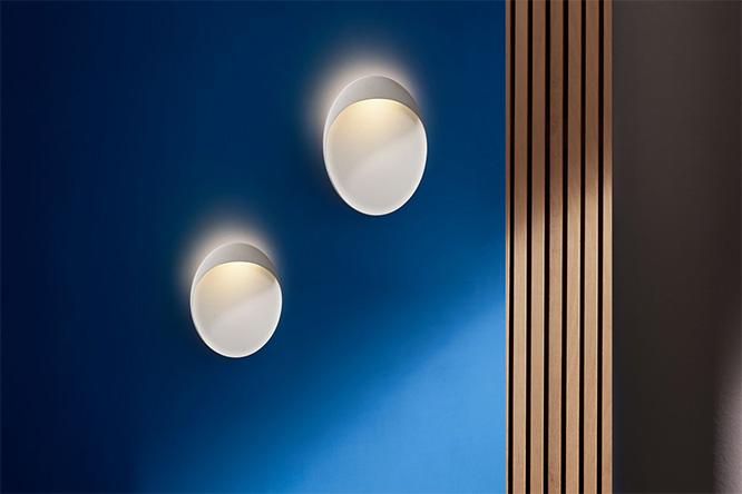 新作《フリントウォール》はクリスチャン・フリントがデザインした屋内外で使用可能な照明。彫刻的な光が特徴。