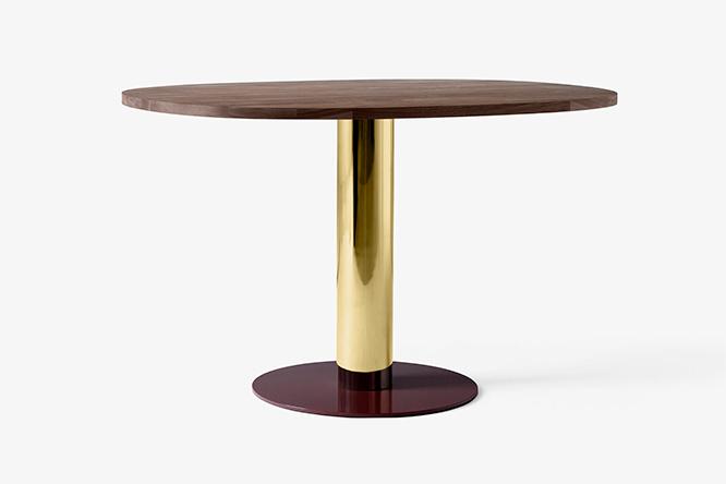 ハイメ・アジョンのダイニングテーブル《MEZCLA》。ウォールナット材とゴールドの脚のコンビネーションが印象的。
