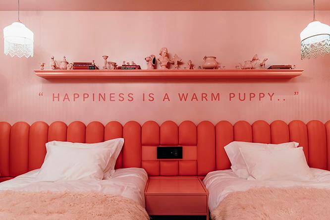 ルーム64 “Happiness is a warm puppy.” ツインタイプ26平米 42,000円（朝食付き）。おなじみ「ルーシーの心の相談室」も壁のどこかに。