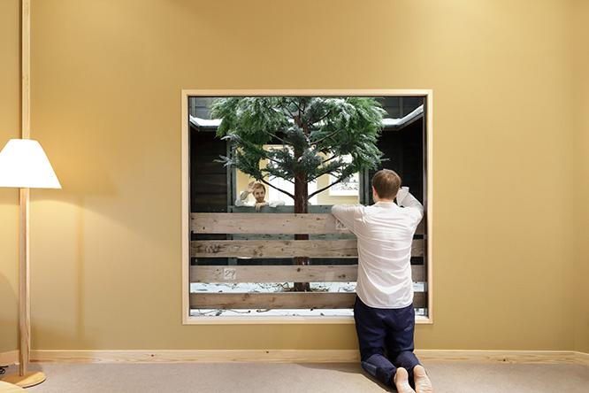 作品《Lost Winter》を覗き込むレアンドロ・エルリッヒ。窓の外には、雪が降り積もる風景！