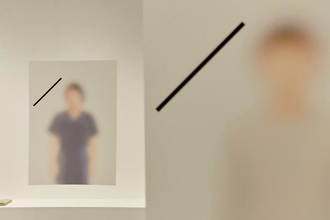 「Layerscape 2018」は、これまで柳原と協働した人々もポートレートで参加。展覧会のポスターにも用いられた黒い線が、ぼやけた画像とコントラストを生む。