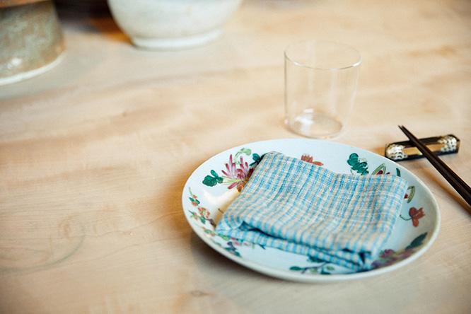取り皿は中国・清朝時代の骨董。旅先で手に入れたコレクションのようなアンティークから、村田森・鈴木麻起子・河合和美ら現代作家の器までを取り混ぜて使う。その加減は料理にも通じており、独特の世界観を表現している。