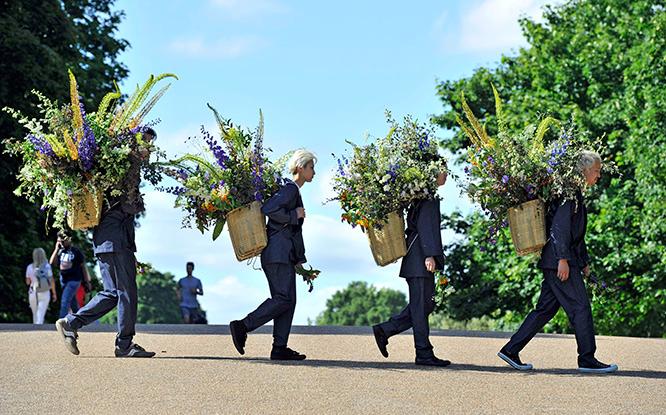 東信を筆頭に〈ジャパン・ハウス〉のオープンを告げる フラワーメッセンジャーたちが、公園や街角で花を配布。