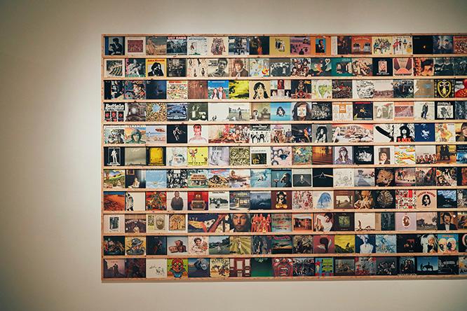 奈良がパンクに出会う以前（1977年）に買い集めたレコードジャケットが壁一面に。　photo_Keisuke Fukamizu