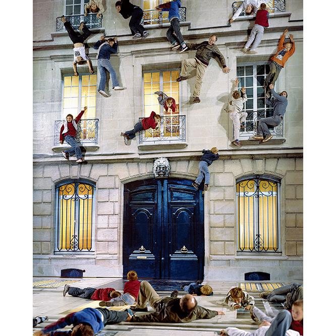 レアンドロ・エルリッヒ 《建物》 2004年 リノリウムにデジタルプリント、照明、鉄、木材、鏡 800×600×1,200cm 展示風景：ニュイ・ブランシュ、パリ、2004年 ※参考図版