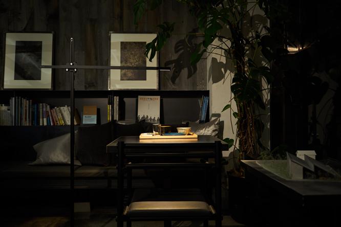 今年4月にオープンした〈社食堂〉は、谷尻さんの設計事務所と食堂を融合した場所。ダイソンの《CSYS Floor》は、デスクワークに適した光をもたらす。
