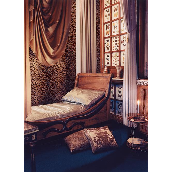 豹柄に蝶が壁を埋め尽くす寝室は「バタフライルーム」と呼ばれています。19 世紀の船型ボートスタイルのベッドは、画家のピエロ・マルティナから与えられたもの。この寝室は古代エジプト時代の「旅」をイメージした空間で、ボートが通過する川のような深いブルーのカーペットを合わせたそうです。
