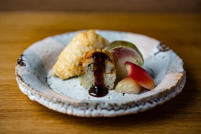 「てのしま寿司」。この日のいなり寿司はワサビ、棒寿司は穴子とアジ。ミョウガの酢漬け添え。