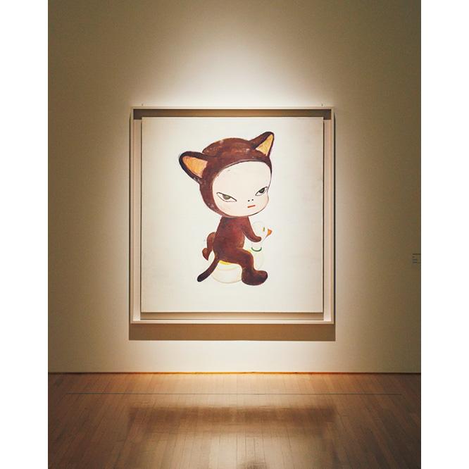 1994
《Harmless Kitty》
ドイツ時代に描かれた代表作の一つ。作品に当たるスポットライトが、奈良が夜、作品に一人向かい合い制作した時間を思い起こさせる。東京国立近代美術館蔵。