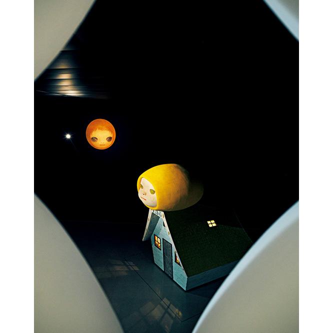 2006
《Voyage of the Moon(Resting Moon)/Voyage of the Moon》
2006年の金沢21世紀美術館の個展で発表された奈良と〈graf〉共同制作の小屋。小屋の中には奈良の私物が置かれ、鑑賞者も入ることができる。金沢21世紀美術館蔵。