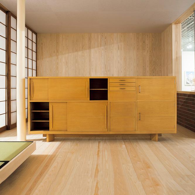 居間と食堂を緩やかに区切る収納家具はオリジナルを借用。