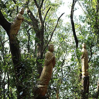 森の中の仏像群、西野達による〈達仏〉が熊本で常設展示。