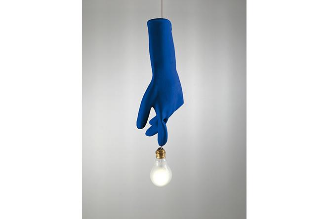 展示作品より《Blue Luzy》。ゴム手袋を使った2018年ミラノの新作が早速上陸。