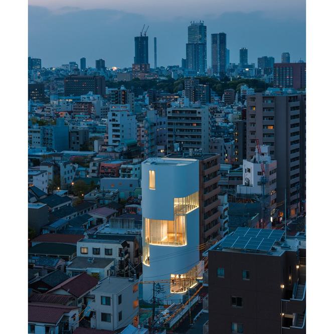 地上5階・地下1階建。拡幅中の外苑東通りに面し、異彩を放っている。　photo_Masahiro Tsuchido　（c）YAYOI KUSAMA